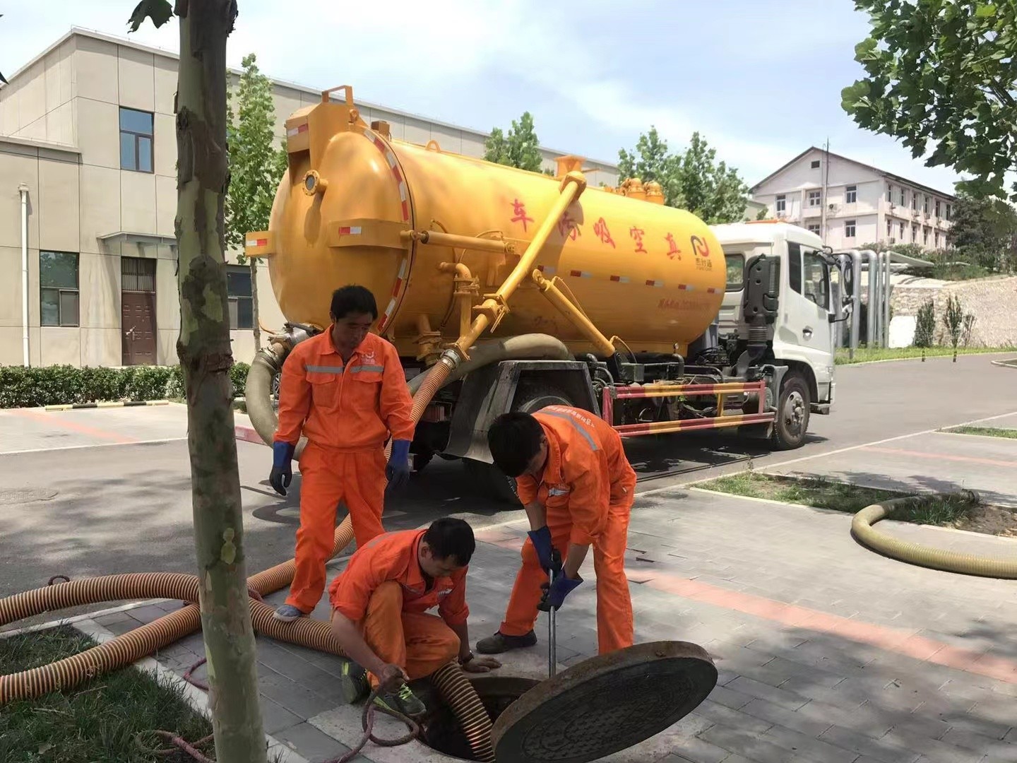 栾城管道疏通车停在窨井附近